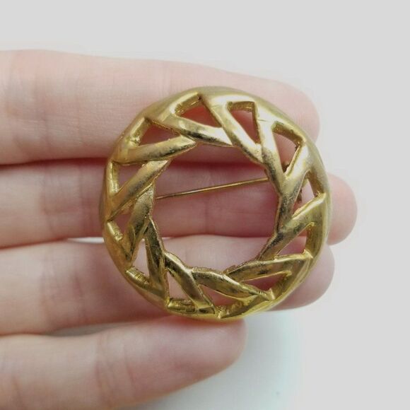 Vintage Modernist Style Circle Brooch, Gold Tone Lapel Pin, Unisex Style Estate - Picture 2 of 6